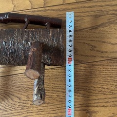小さい木のベンチの画像