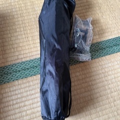 カメラと携帯電話の三脚スタンドの画像