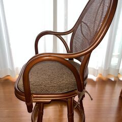 籐（ラタン）の回転椅子の画像