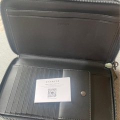 COACHのブラックレザー製クラッチバッグ、カードポケット付きで実用的。の画像