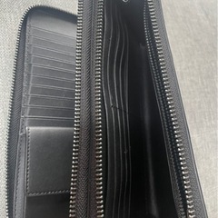 COACHのブラックレザー製クラッチバッグ、カードポケット付きで実用的。の画像