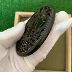 蔵出し 鍔 つば 蓋付き 桐箱入り　武具 骨董　骨董品　刀装具 古鍔 刀剣美術 アンティーク 刀装飾品 つば 日本刀 蔵出し 骨董品 まとめ売り  桐箱付き セット 刀装飾 飾り 侍 日本　JAPAN  鍔　の画像