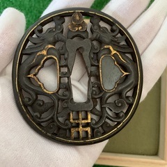 蔵出し 鍔 つば 蓋付き 桐箱入り　武具 骨董　骨董品　刀装具 古鍔 刀剣美術 アンティーク 刀装飾品 つば 日本刀 蔵出し 骨董品 まとめ売り  桐箱付き セット 刀装飾 飾り 侍 日本　JAPAN  鍔　の画像