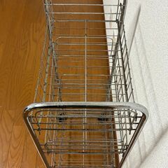 キャスター付き4段ワイヤーラック スリム収納 500円 読谷村の画像