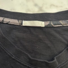 GU花柄ポケット付き黒Tシャツ　Sサイズの画像