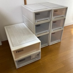 収納ケースとテーブルの画像
