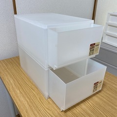 収納ケースとテーブルの画像