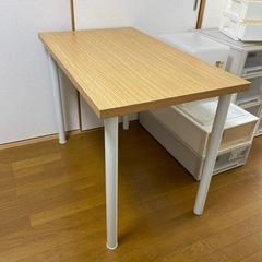 収納ケースとテーブルの画像