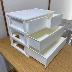 収納ケースとテーブルの画像