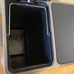 ステンレスの収納（ゴミ箱？）の画像