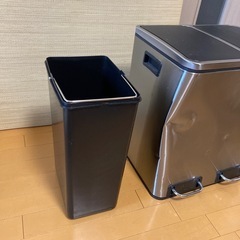 ステンレスの収納（ゴミ箱？）の画像