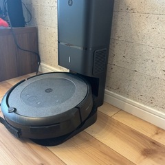 【Roomba i3+】ロボット掃除機本体 ブラック 充電ドック付きの画像
