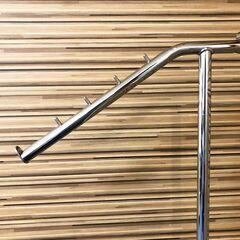 傾斜ハンガーラック　高さ無段階伸縮式　業務用展示ラック　スチール/クロームメッキ仕上げ　丸台座スリムタイプ　店舗什器ディスプレイの画像