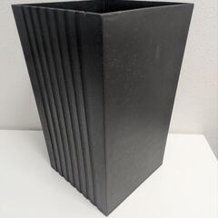 黒のゴミ箱の画像