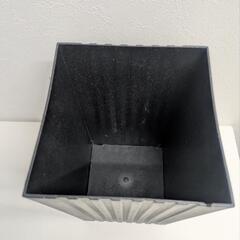黒のゴミ箱の画像