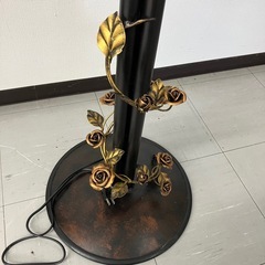 アンティーク フロアスタンド 間接照明 調光可能 薔薇  金属製 の画像