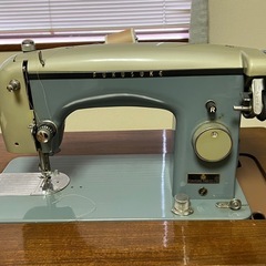 足踏み式ミシン　FUKUSUKE104号　格納式　作業台付きの画像