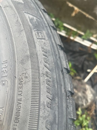 トヨタ純正アルミホイール＋スタッドレスタイヤ4本セット 	•	タイヤサイズ：215/60R16 – GOODYEAR ICE NAVI