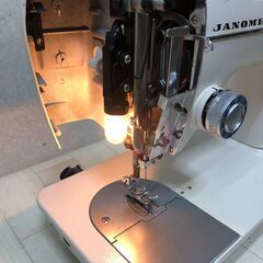 JANOME 蛇の目 ミシン MODEL 801 本体のみ フットコントローラー付き 動作確認済 レトロ アンティーク 手芸 洋裁 趣味 裁縫 古いミシン【糸島市内 送料無料】250811-8の画像