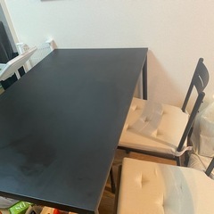 ダイニングテーブル＋チェア×2の画像