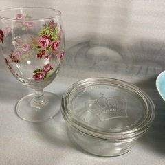 陶芸家のお皿、ガラス容器、ワイングラスなどの画像