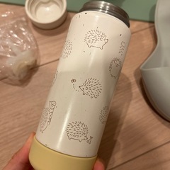 食事エプロン・ランチョンマット，水筒の画像