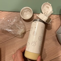 食事エプロン・ランチョンマット，水筒の画像