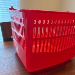 真っ赤なカゴの画像
