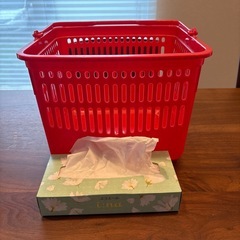 真っ赤なカゴの画像