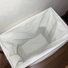 ホワイトキャンバス製折りたたみランドリーバスケットの画像