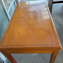 木製テーブルの画像
