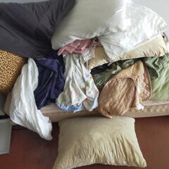 布団、敷布団、枕、毛布などの画像