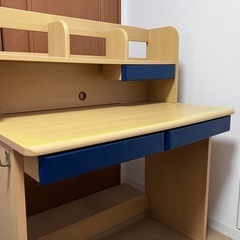 学習机と椅子の画像