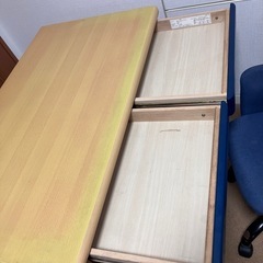 学習机と椅子の画像