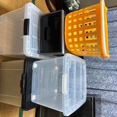 収納ケース4箱とカゴ1個