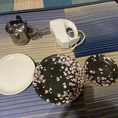 ハンドミキサー＆お皿の画像