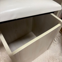 ホワイトドレッサー、チェアーの画像