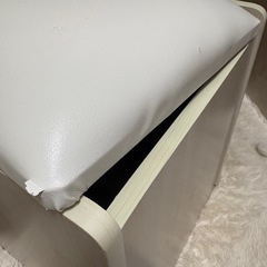 ホワイトドレッサー、チェアーの画像