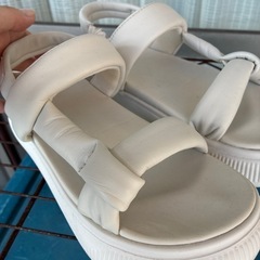 プーマ厚底サンダルの画像