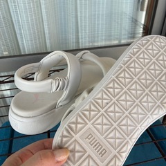 プーマ厚底サンダルの画像