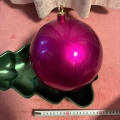 インポート　30cm強　クリスマスの飾り付け　もみの木の壁掛けツリーとツリーに飾る超ビッグサイズの玉の画像