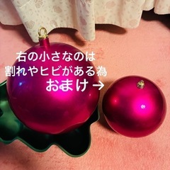 インポート　30cm強　クリスマスの飾り付け　もみの木の壁掛けツリーとツリーに飾る超ビッグサイズの玉の画像