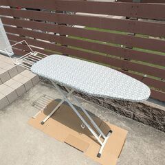 高さ調節可能なスタンド式アイロン台の画像