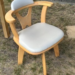 【値下げ】テーブルと回転椅子セットの画像
