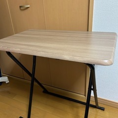 テーブル、椅子×2の画像