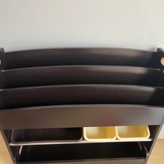 ダークブラウンの木製オープンシェルフの画像