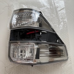 20ヴェルファイア　新品　右テールレンズの画像