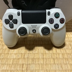 値下げしました！【新品未開封】HORI製ヘッドセット&【中古】PS4コントローラーの画像