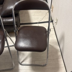パイプ椅子取引中
の画像
