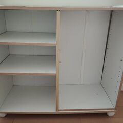キャスター付きオープンシェルフ本棚の解体した部品の画像